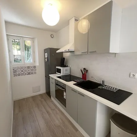 T3 Renove Avec Jardin, A 500m De La Et Pres De Toutes Commodites - Fr-1-71-108